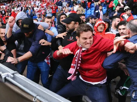 CĐV Liverpool bị hooligan đánh nhập viện ở Italy