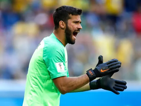 CĐV Liverpool phấn khích vì hành động của Alisson khi Sturridge ghi bàn