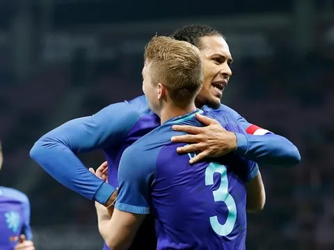 CĐV Liverpool phát cuồng vì đồng đội của Van Dijk