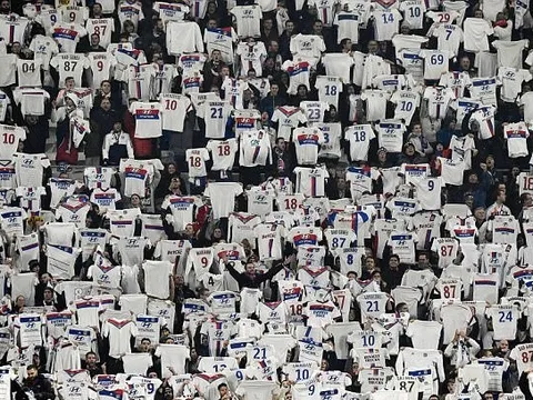 CĐV Lyon đồng loạt học Messi khoe áo đấu, ủng hộ Fekir