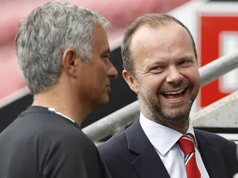 CĐV Man Utd "bối rối" khi đội nhà tuyển dụng vị trí CHỦ CHỐT