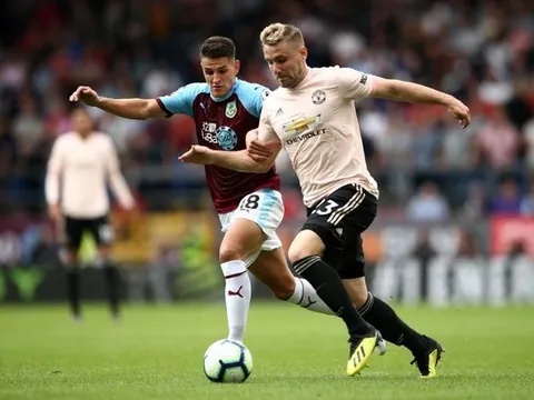 CĐV Man Utd lại dội 'cơn mưa' lời khen cho Luke Shaw