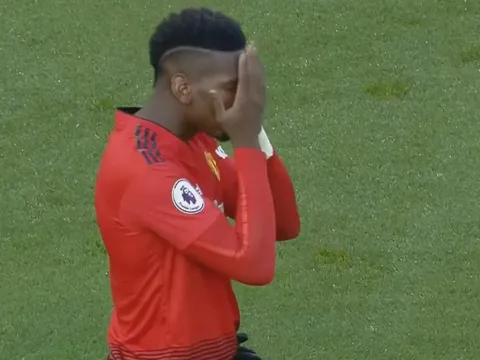 CĐV Man Utd nghi ngờ Pogba bị mù màu?