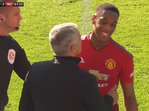 CĐV Man Utd 'tan chảy' với cái ôm giữa Mourinho và Martial