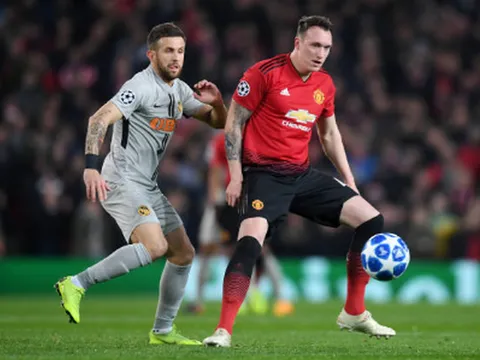 CĐV Man Utd thót tim với tình huống 'nhớ đời' của Phil Jones