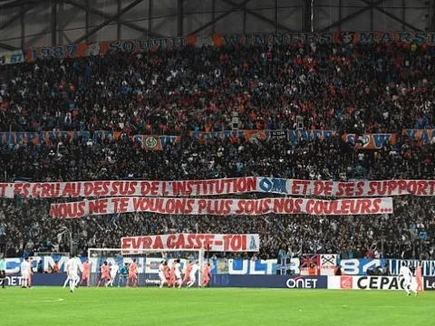 CĐV Marseille treo băng rôn đòi tống cổ Evra sau cú đá bạo lực