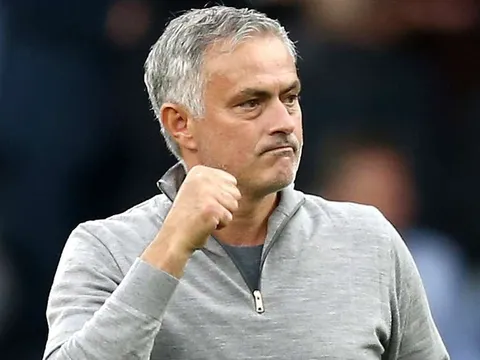 CĐV M.U choáng ngợp vì hành động 'bất ngờ' của Mourinho sau trận Burnley