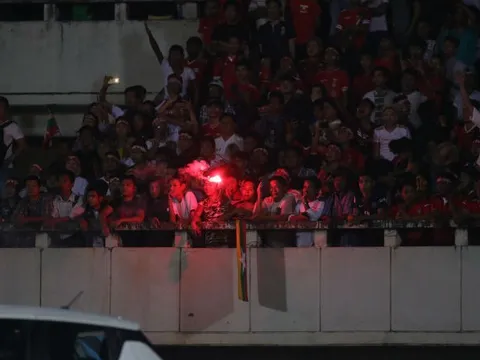 CĐV Myanmar đốt pháo sáng trên sân Thuwunna