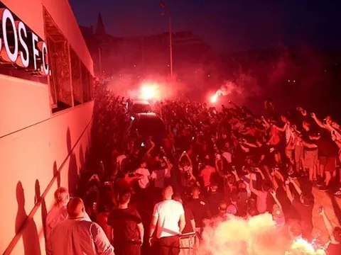 CĐV Olympiacos đốt pháo sáng suốt đêm chào mừng Yaya Toure