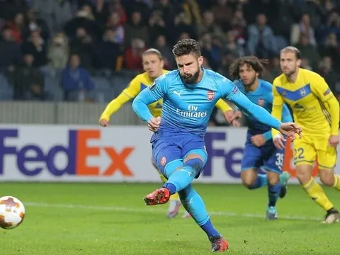 CĐV Pháo thủ mừng ra mặt sau bàn thắng thứ 100 của Giroud
