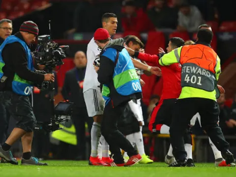 CĐV quá khích lao vào sân và đây là cách Ronaldo đáp trả