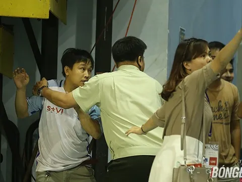 CĐV quá khích vượt lực lượng an ninh tràn vào sân để xem Tuyển Futsal Việt Nam