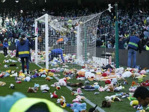 CĐV Real Betis tặng hàng nghìn gấu bông ủng hộ trẻ em dịp Giáng sinh