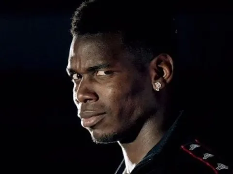 CĐV và huyền thoại M.U dạy dỗ Pogba vì phản ứng lỗ mãng với Mourinho