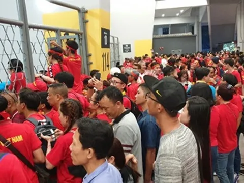 CĐV Việt Nam gặp khó ở Bukit Jalil vì vấn đề WC