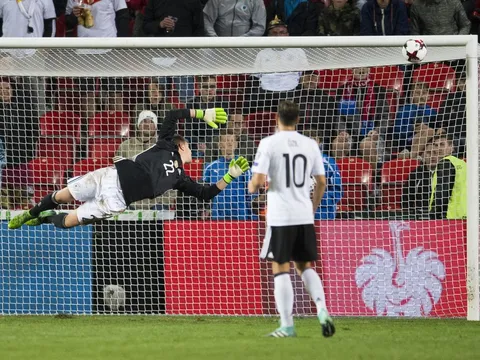 CH Czech 1-2 Đức: Siêu phẩm vẫn chưa đủ với nhà vua
