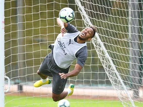 Chán đá tiền đạo, Aubameyang đe dọa vị trí thủ môn của Cech, Leno