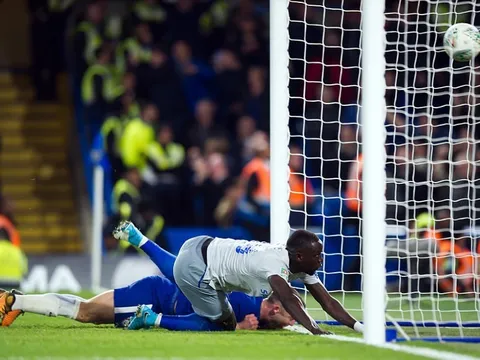 Chelsea 2-1 Everton: Sôi động phút bù giờ