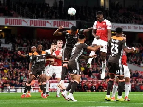 Chỉ cần ra sân 5 phút, thần tài Welbeck đã thiết lập được kỉ lục mới