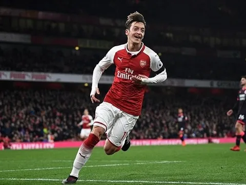 Chỉ trong chớp mắt, Mesut Ozil đã hạ Huddersfield