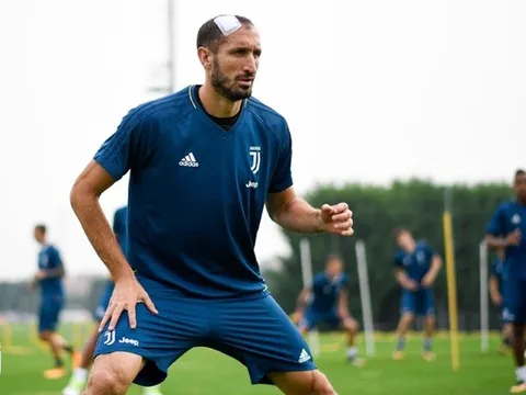 Chiellini băng đầu vẫn miệt mài tập luyện với Juventus