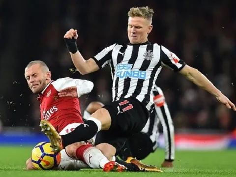 Chiến binh Jack Wilshere "cân" hết hàng tiền vệ Newcastle