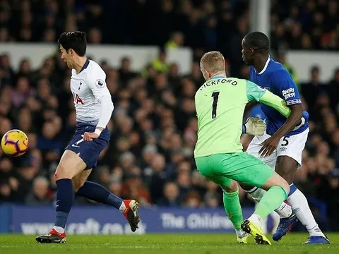 Chiến đấu rách đầu gối, Son Heung-min lại có bàn thắng theo cách không tưởng