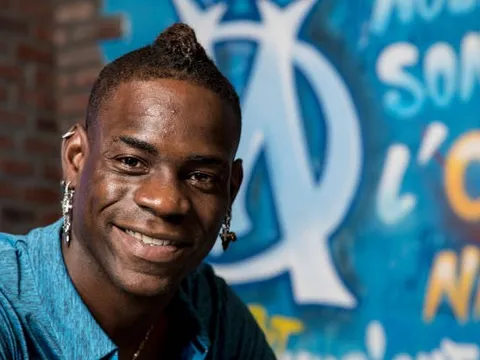 CHÍNH THỨC: 'Ngựa chứng' Balotelli ra mắt đội bóng mới