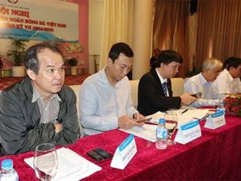 Chờ bầu Đức rủ từ chức