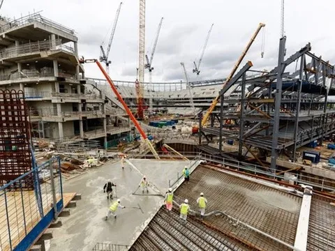 Choáng ngợp với "trụ chống trời" của sân White Hart Lane mới