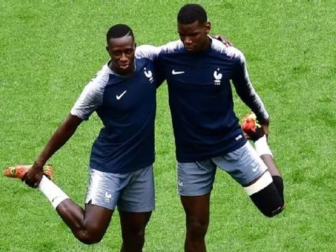 Chọc điên Man United, Pogba 'đi đêm' với đại kình địch