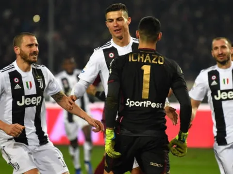 Ronaldo làm chấn thương thủ môn, huých người rồi mỉm cười nhận thẻ