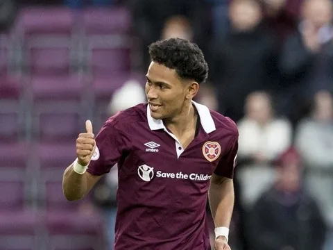 Chơi ấn tượng, sao mai đa năng của Man Utd trở nên "đắt hàng"