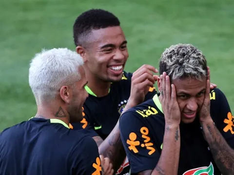 Chơi "bóng bàn" thua trận, Neymar bị búng lỗ tai