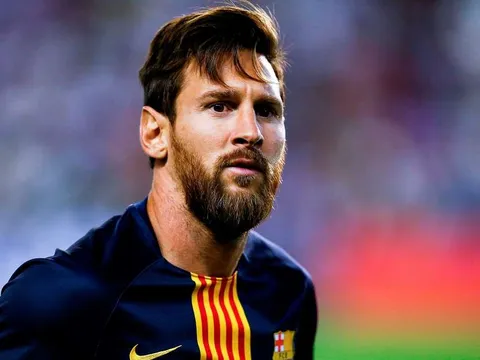Chơi khăm Messi, fan nữ nhận trái đắng