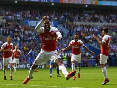 Chơi như lên đồng, Lacazette buông lời "nhắc nhở" Emery