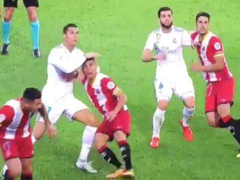 Chơi tệ, Ronaldo còn đối mặt án phạt nặng