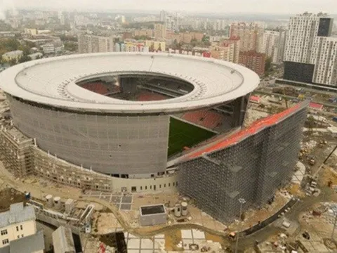 Chủ nhà World Cup 2018 ra mắt sân bóng "dị" nhất thế giới