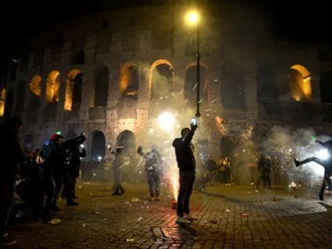 Chưa đá, CĐV Roma đã 'tẩn' fan Chelsea