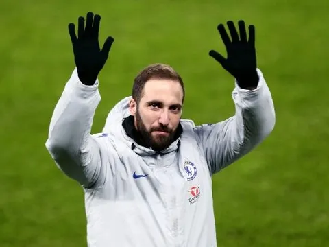 Chưa đá phút nào, Higuain vẫn có hành động cho thấy tinh thần True Blues đích thực