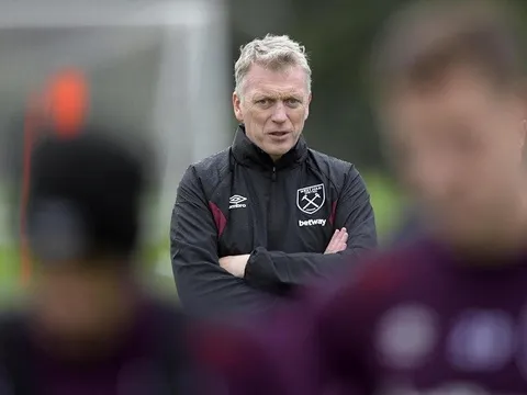 Chưa kịp vui sau kỉ lục, David Moyes đã phải nhận hung tin