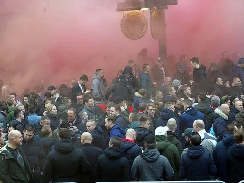 Chưa tới "giờ G", CĐV Feyenoord đã "quẩy nát" thành phố Manchester