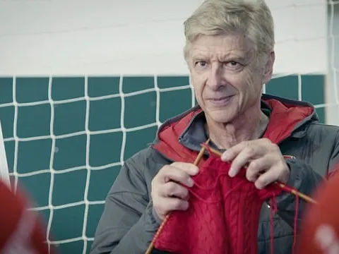 Chuẩn bị đấu Huddersfield, Wenger dạy học trò... đan áo len