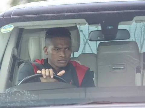 Dàn sao Man Utd mặt mày cau có tới sân tập