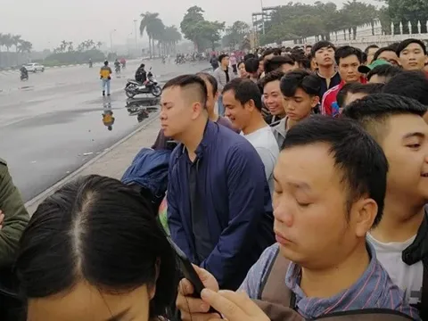 Chùm ảnh: NHM xếp hàng dài, chờ từ đêm để mua vé trận Việt Nam - Malaysia