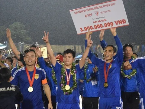 Chùm ảnh: Quảng Nam FC vỡ òa hạnh phúc trong chiều mưa nặng hạt