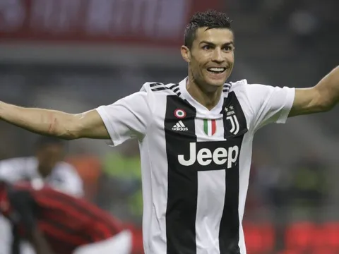 Chụp chung với CR7, sao trẻ Milan tiết lộ hình ảnh sốc trong phòng thay đồ Juventus