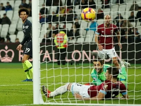Chuyện lạ: Fabianski cười tươi khi bị sao Man City phá lưới