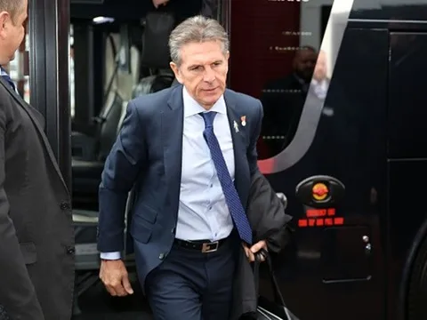 Claude Puel diện vest lịch lãm, chờ nối dài "tuần trăng mật" với Leicester
