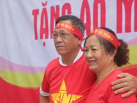 Cờ đỏ sao vàng tràn ngập phố phường trước giờ G